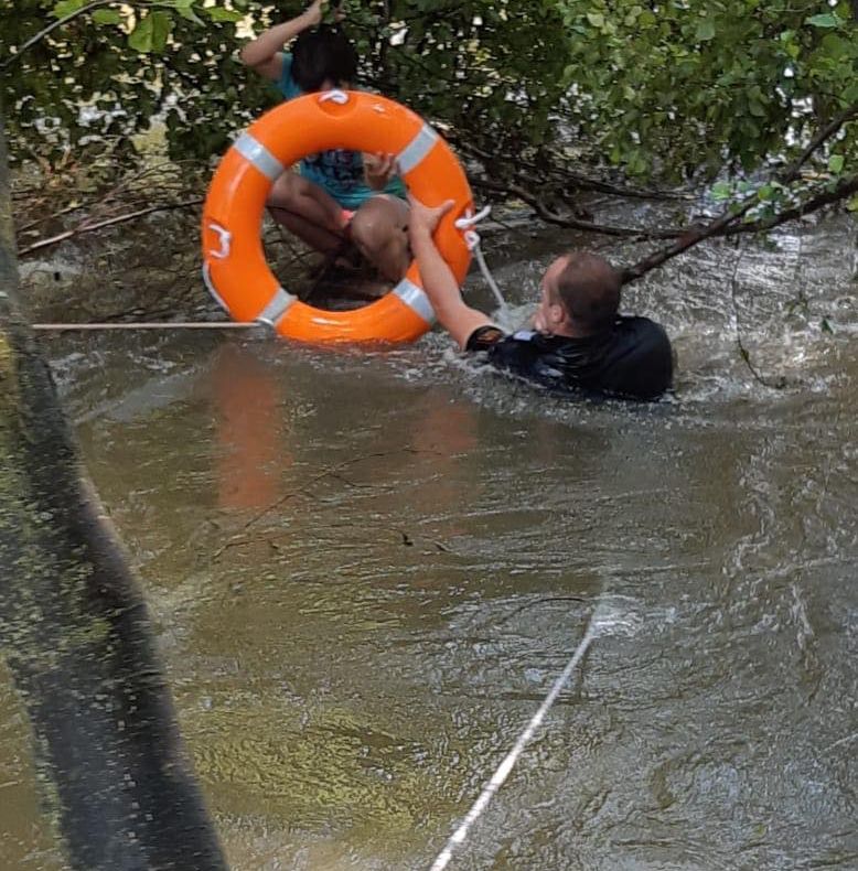 Intervenție spectaculoasă a pompierilor pe malul râului Sebeș