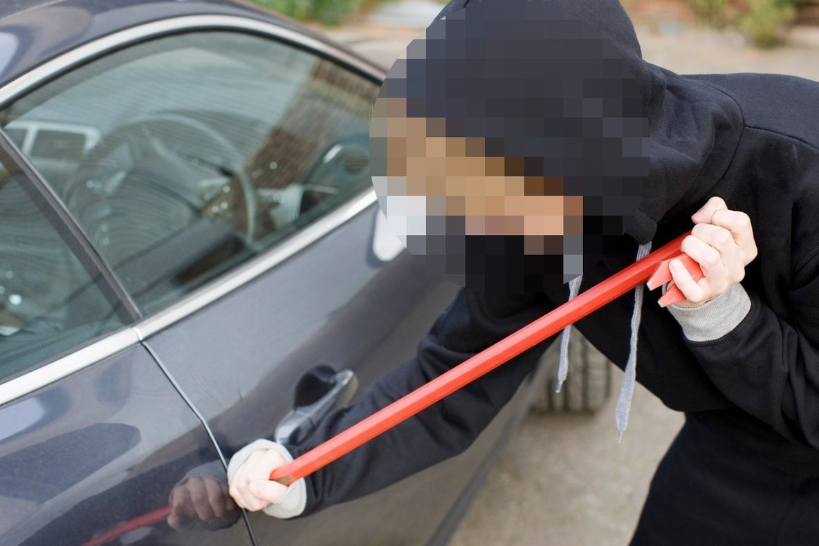 Minor reținut pentru furturi de autoturisme