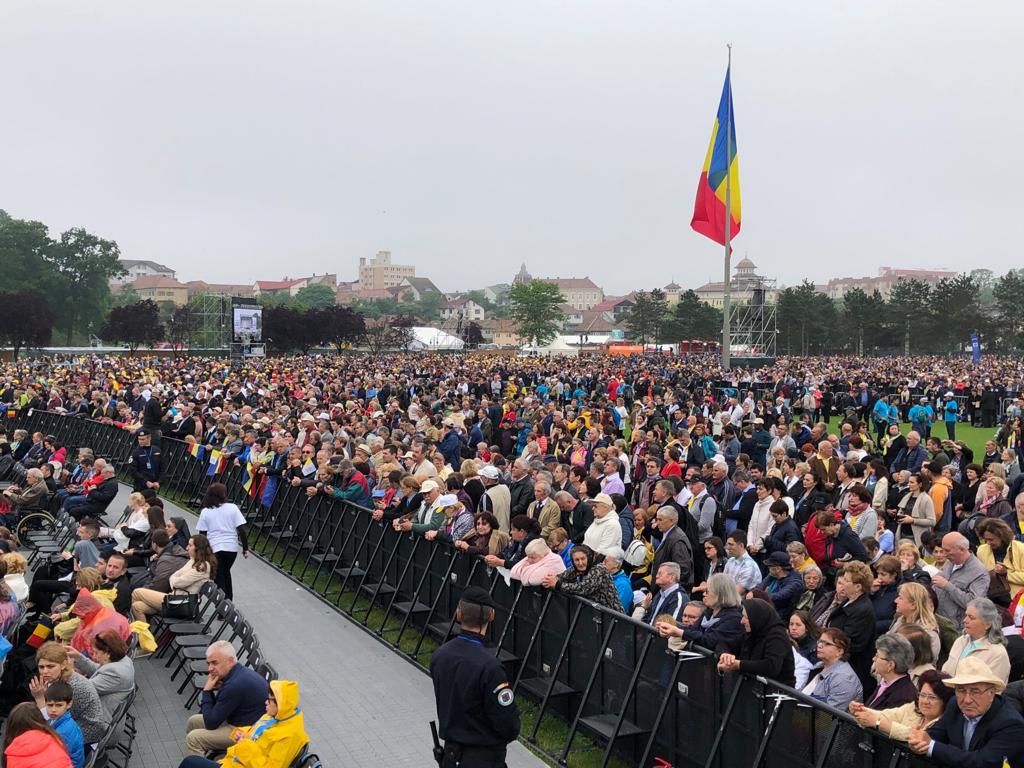 Mii de oameni au ajuns pe Câmpia Libertății pentru a asista la ultima zi a vizitei Papei Francisc în România. Șapte Episcopi urmează să fie beatificați