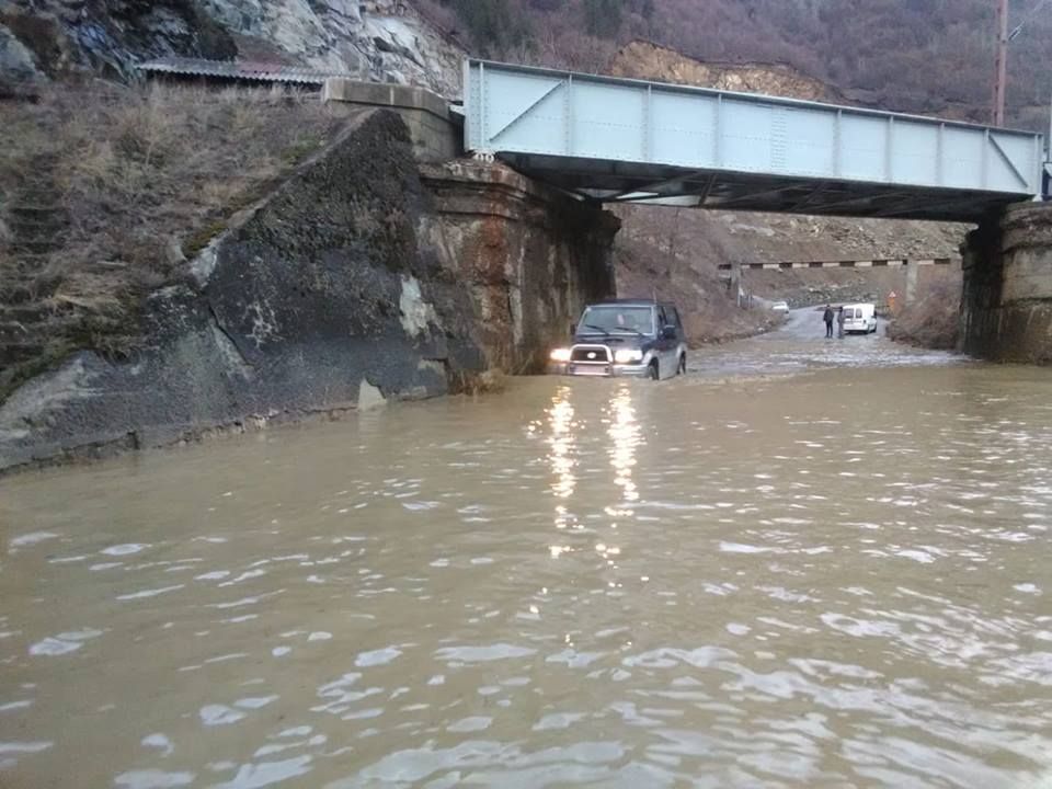 DN 67C blocat în județul Alba din cauza inundațiilor. Mai multe localități de pe Valea Sebeșului afectate în urma unei furtuni puternice.