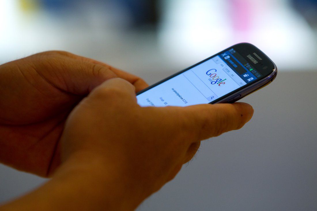 O femeie "găsit" un telefon într-o benzinărie