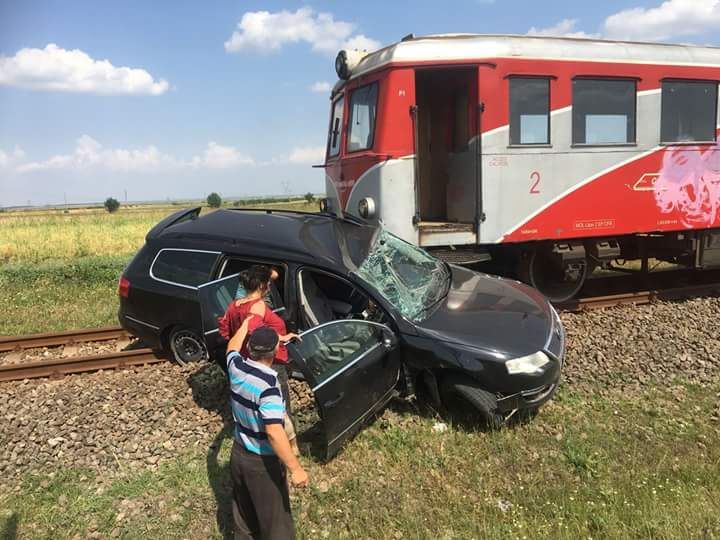 Accident feroviar lângă Aiud. Autoturism lovit de tren, la trecerea peste calea ferată din Gârbova