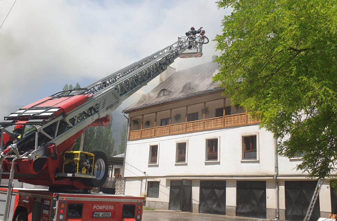 UPDATE Incendiu Mănăstirea Râmeț. Intervin 35 de militari
