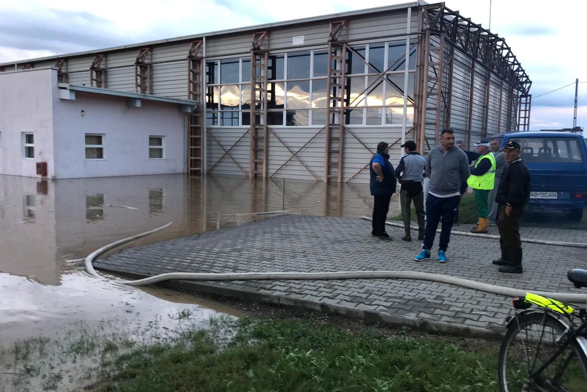 Inundații în comuna Jidvei. Mai multe gospodării afectate după o ploaie torențială