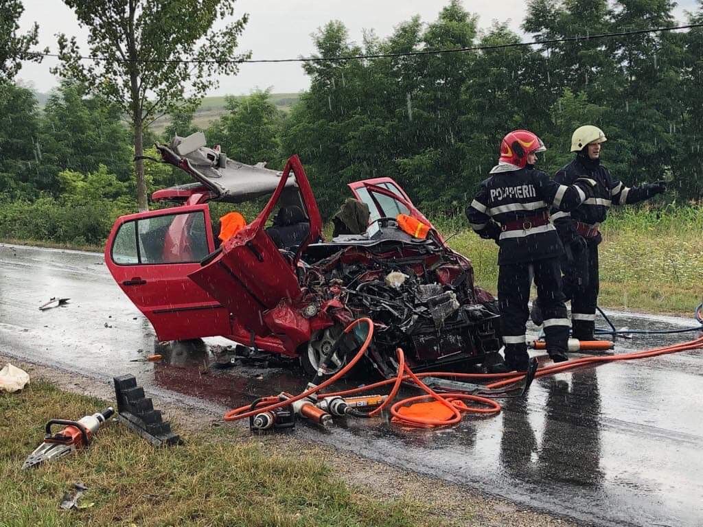 VIDEO: Coliziune între un camion și un autoturism în Teleac