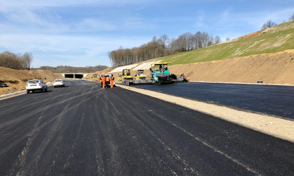 Meșterul Manole construiește autostrăzile din România. Toate o iau la vale înainte de inaugurare