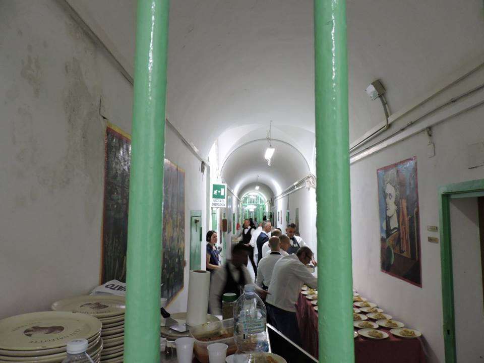 Zeci de unități în care se prepară și se servesc mâncăruri gătite controlate de inspectorii DSVSA Alba. Ce sancțiuni au fost aplicate