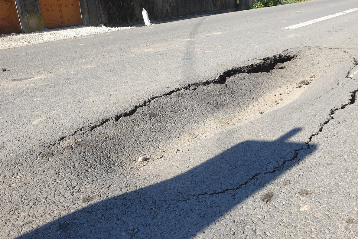 Lucrări de mântuială pe străzile din Alba Iulia. O arteră recent asfaltată a cedat formând cratere imense