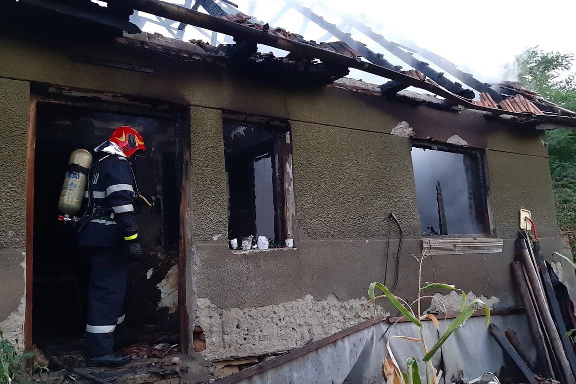 Două VICTIME în urma unui incendiu la o casă de locuit. O femeie a murit