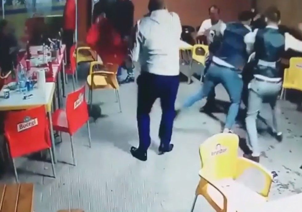 VIDEO : Bătaie ca în filme într-un bar din Alba