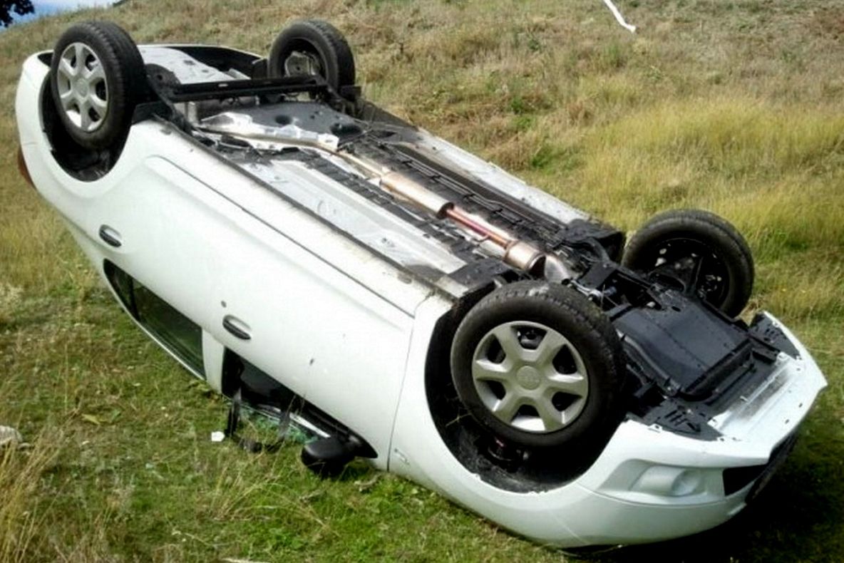 S-a răsturnat cu mașina. Avea o alcoolemie de 0,99 mg/l alcool pur