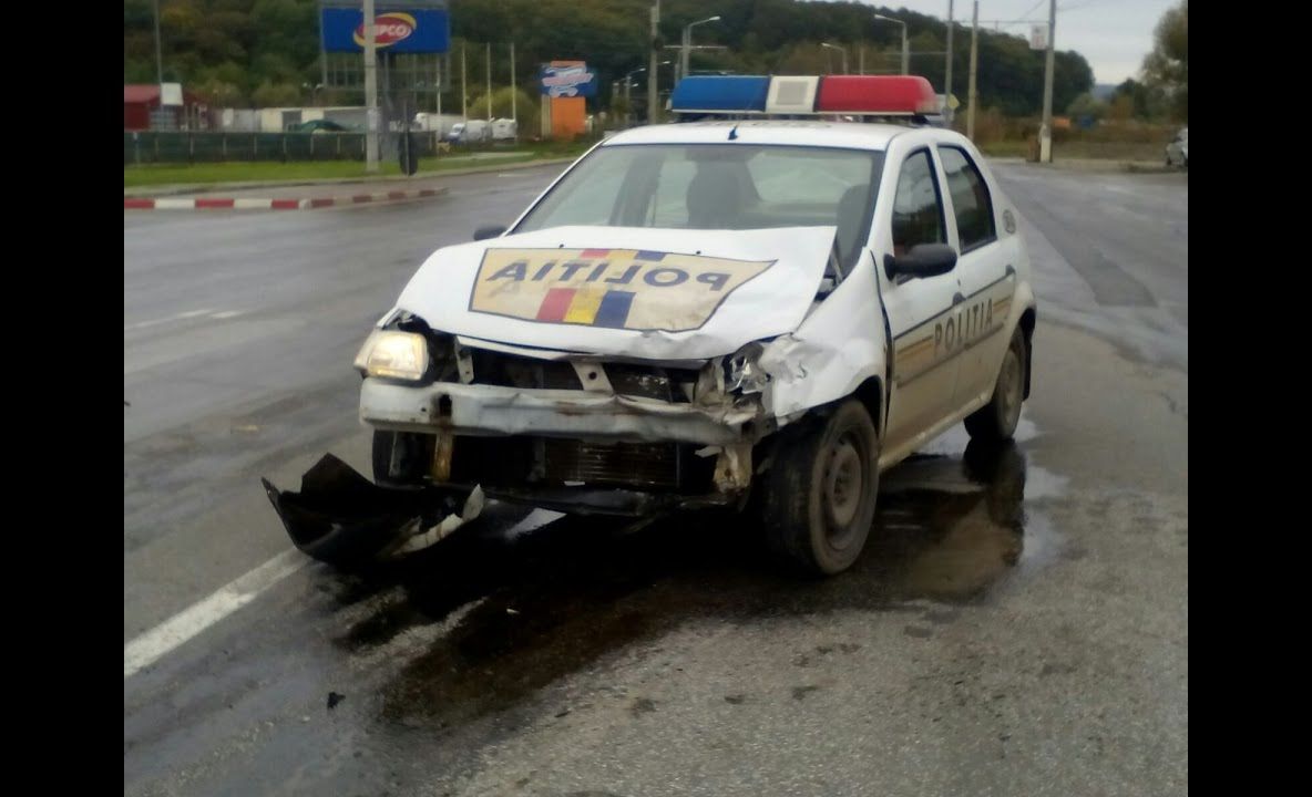 Accident cu o Autospecială de Poliție. Doi polițiști RĂNITI