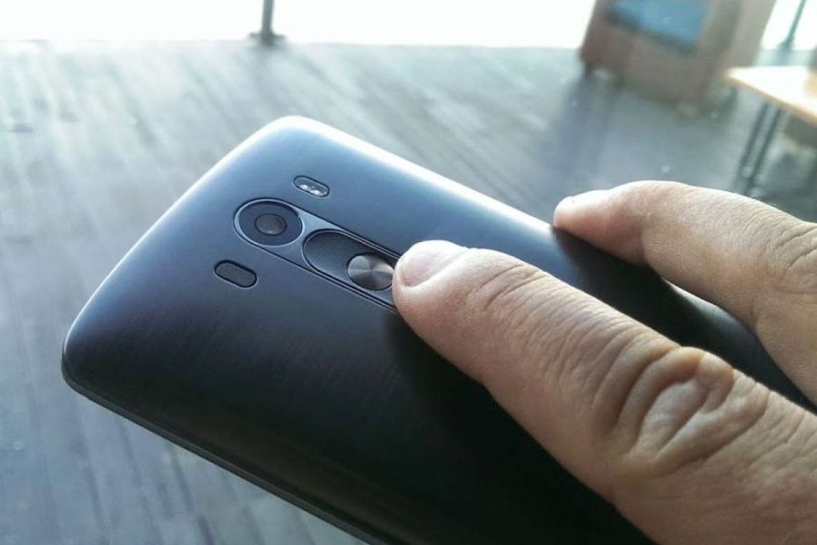 O femeie din Sebeș a furat un telefon mobil dintr-un magazin