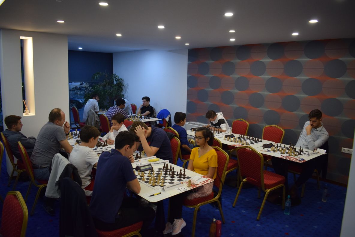 Fedorov şi Harutjunyan îşi consolidează poziţia de lideri în Openul Internaţional al României la şah