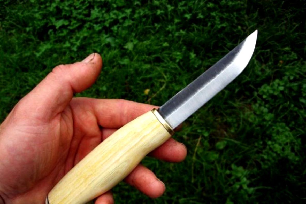 Un tânăr și-a agresat unchiul cu un briceag