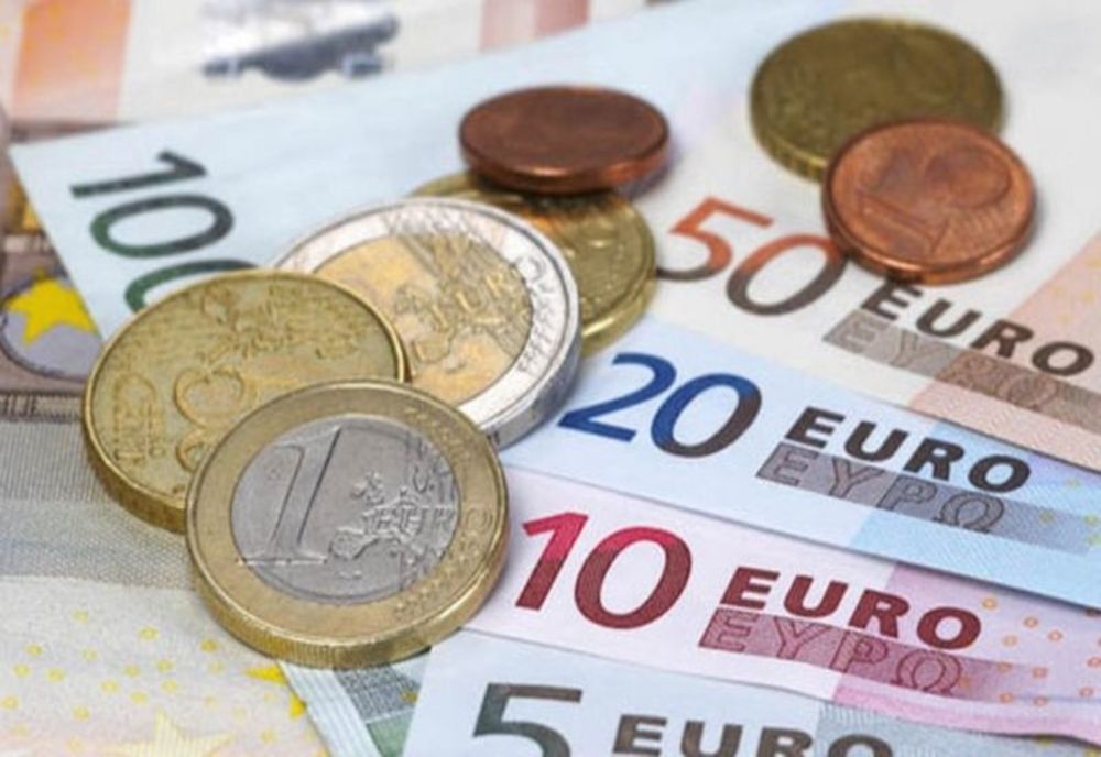 Analiză Economică : Băncile vând euro cu 4,85 lei