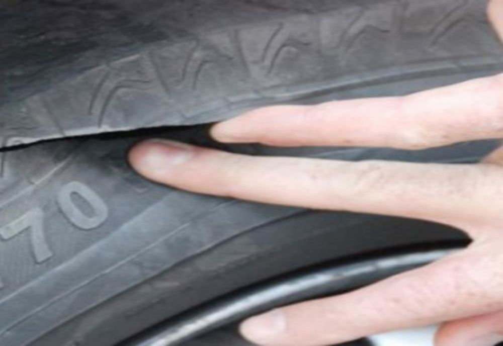 25 de mașini cu anvelope tăiate, într-o parcare din Craiova 