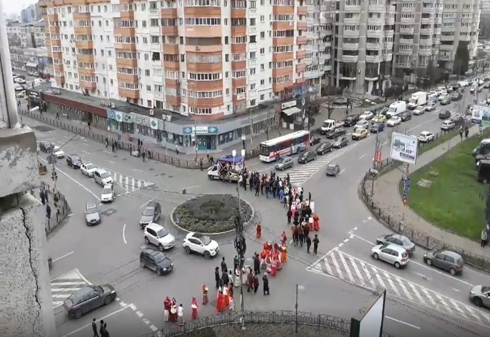 VIDEO:  O înmormântare cu lăutari a dat peste cap traficul din Bacău