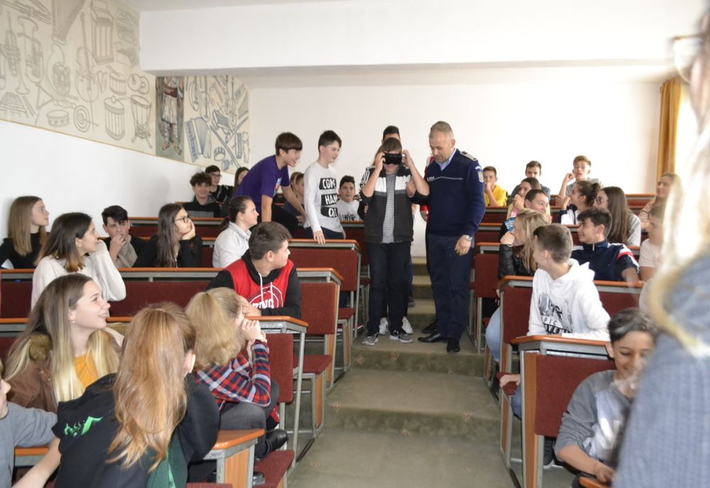 BULLYNG-UL - Subiect de discuții dintre polițiștii din Alba și elevii de gimnaziu