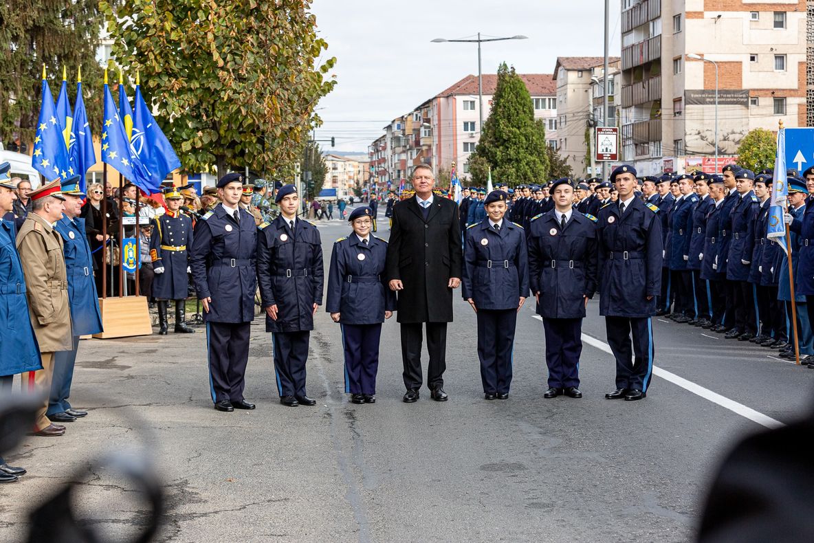 Emblema de onoare a Statului Major al Forţelor Aeriene, conferită celor mai buni elevi la învăţătură şi elevilor olimpici ai Colegiului Naţional Militar „Mihai Viteazul”
