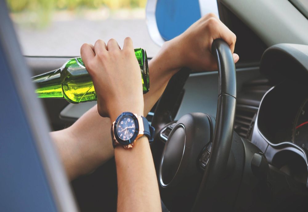 Un bărbat din Vințu de jos a urcat la volan băut și s-a răsturnat cu mașina în afara carosabilului