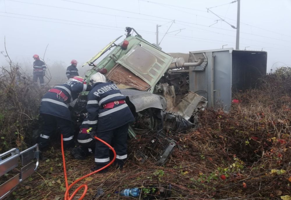 VIDEO: Accident produs între un tren și un camion la o trecere la nivel cu calea ferată