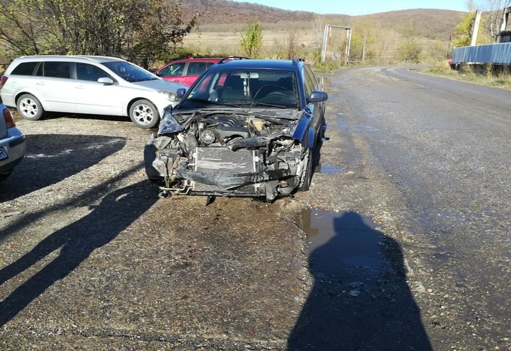 Mașină lovită de tren la trecerea de cale ferată de la Termocentrala Mintia. „Nu funcționează semnalele!”, au atras atenția șoferii