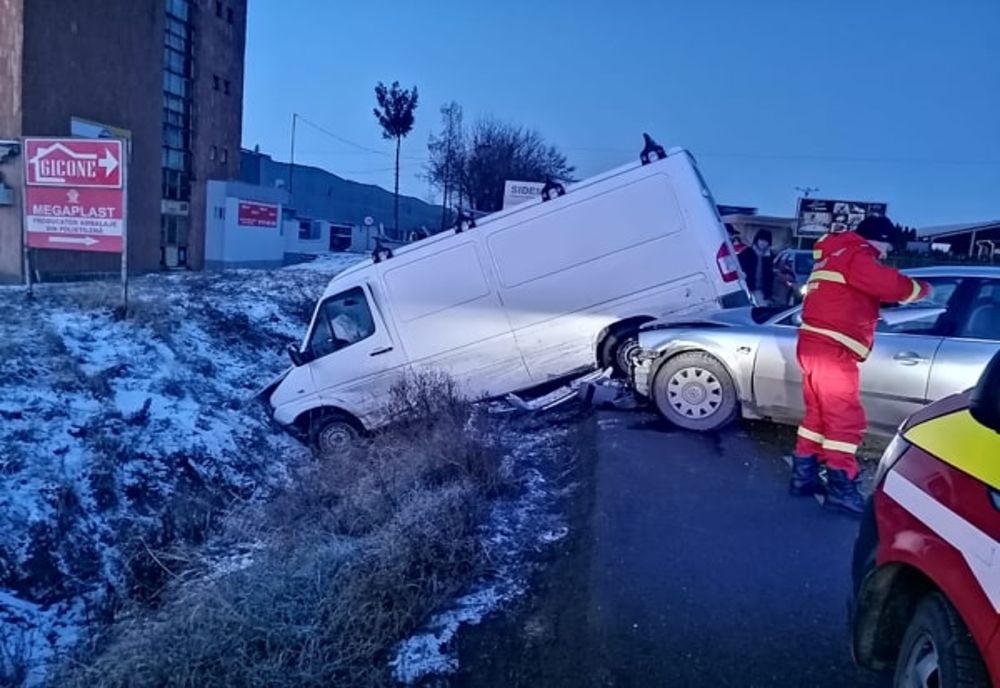 Două persoane rănite, după o coliziune între un microbuz de marfă și un autoturism VIDEO