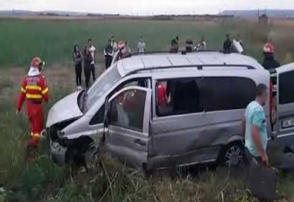 Microbuz răsturnat în județul Alba. Cinci oameni transportați la spital. 