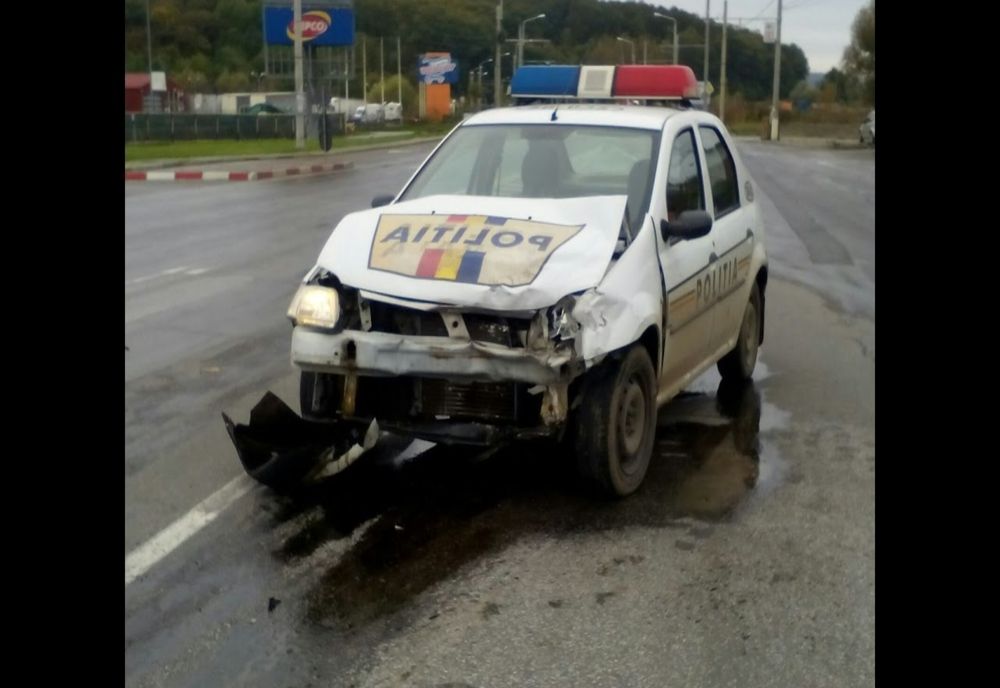 Mașină de Poliție implicată într-un accident în Alba. Două persoane transportate la spital. 