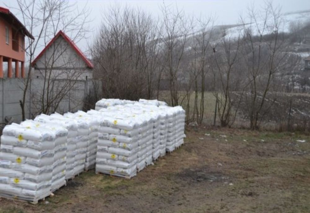Îngrășăminte chimice, depozitate ilegal, confiscate de polițiști în urma unor percheziții 