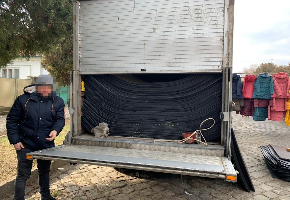 Sute de plăci de polietilenă expandată confiscate de jandarmi la Aiud