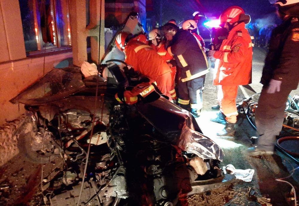Tânără moartă într-un accident rutier în Aiud. Mașina în care se afla a intrat într-un stâlp