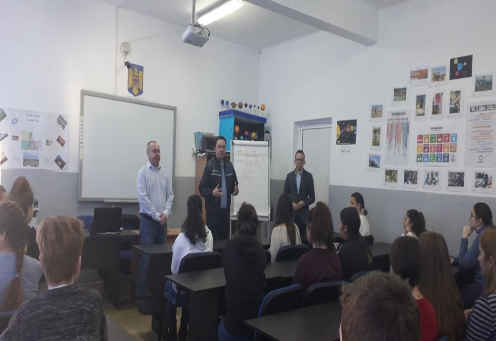 Polițiștii educă elevii despre cum să evite conflictele.