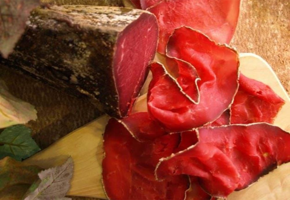 Persoane suspecte de TOXIINFECȚIE alimentară după ce au consumat produse de la o măcelărie de lux din Alba Iulia