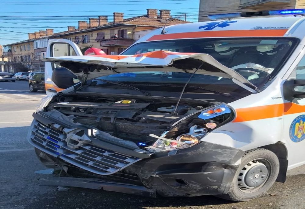 Ambulanță implicată într-un accident la Sebeș. Trei persoane rănite