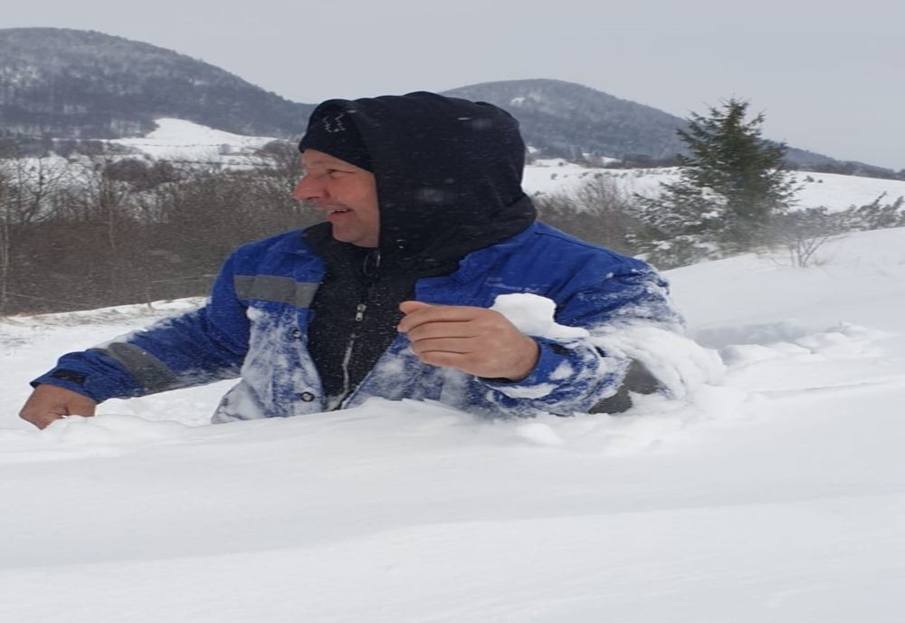 Intervenție spectaculoasă a angajaților Electrica Alba printr-un strat de zăpadă ce depășeste un metru