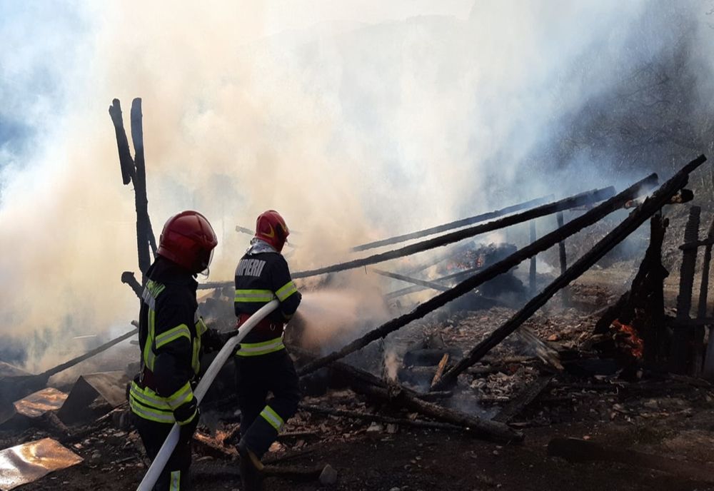 Incendiu la un lăcaș de cult din judetul Alba. A ars o magazie de lemne