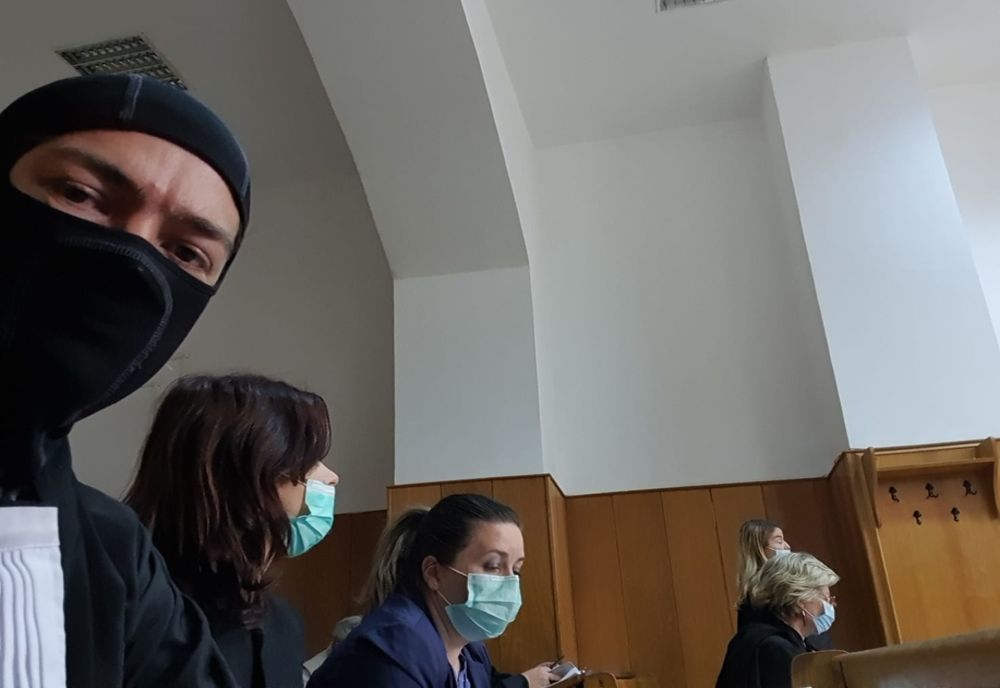 Justiția cu mască, o organizare ridicolă de oameni posesori de temperatură legală! 