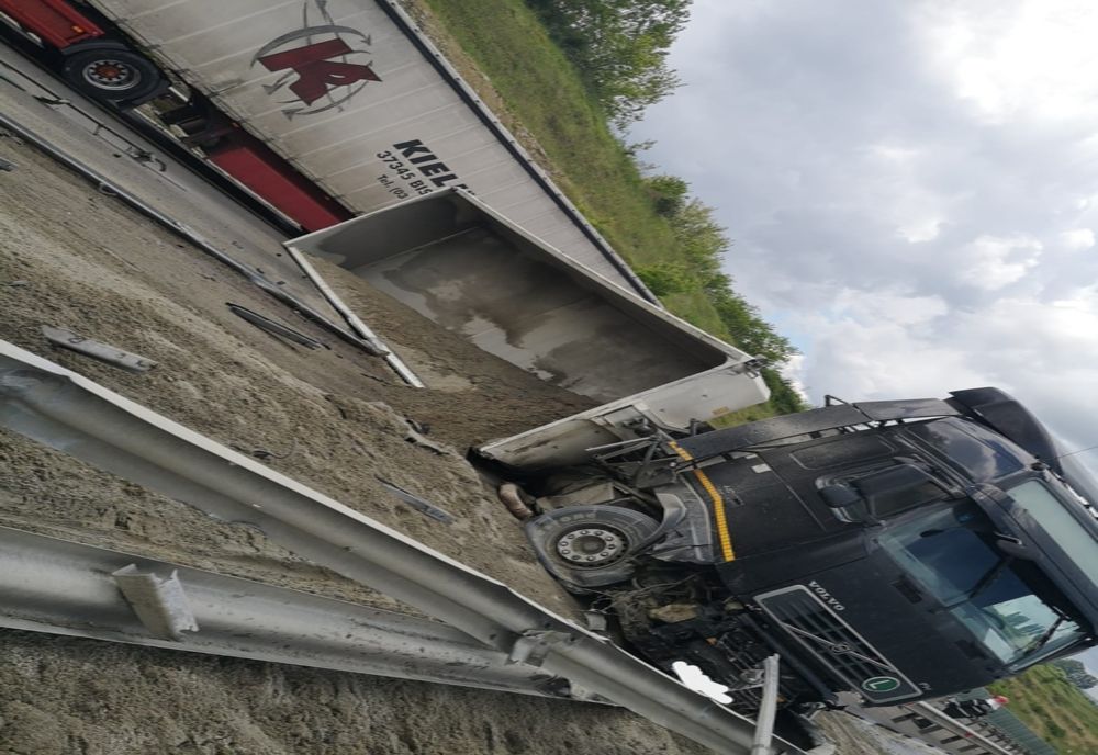 Accident pe Autostrada A1 pe sensul Deva către Sibiu. Un camion cu nisip s-a răsturnat pe carosabil. 