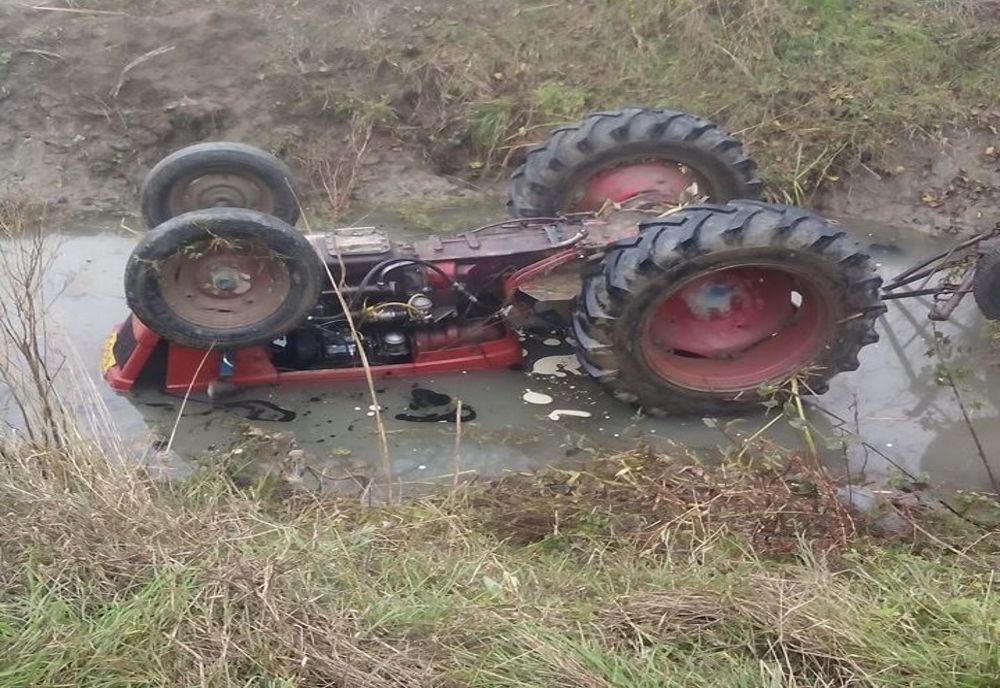 Mort de beat s-a răsturnat cu tractorul în pârâu