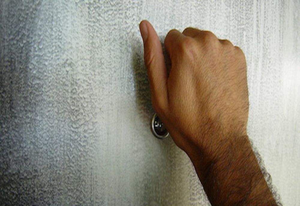 S-au dat drept comercianți de covoare și au jefuit o bătrână