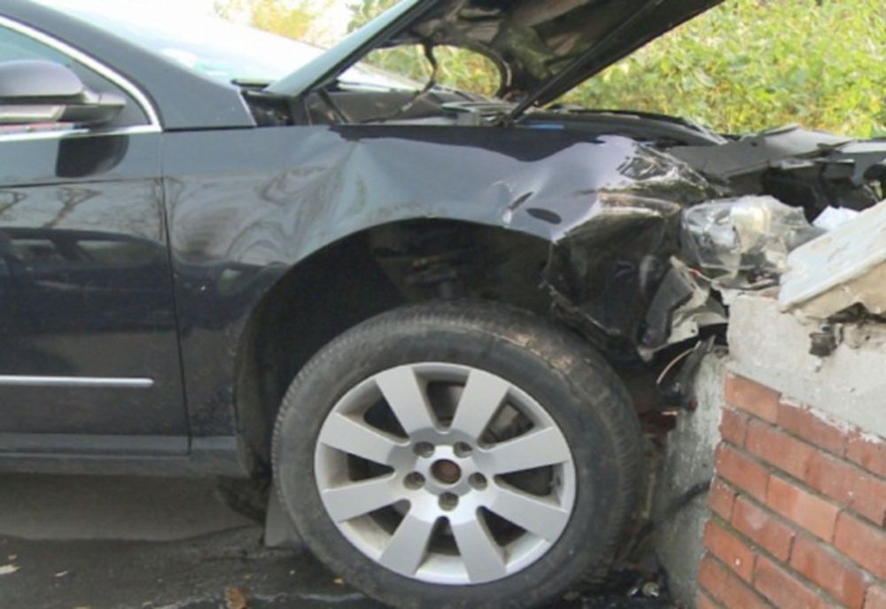 Cascadorie cu mașina. Un șofer beat a intrat într-un stâlp, iar apoi într-un zid