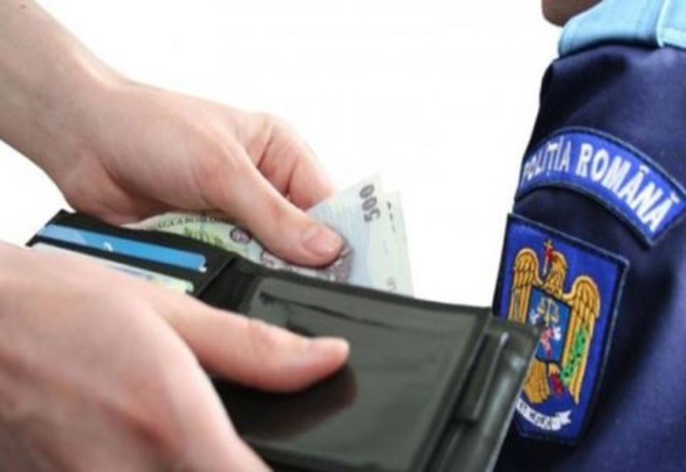 Polițist din Alba, trimis în judecată pentru luare de mită
