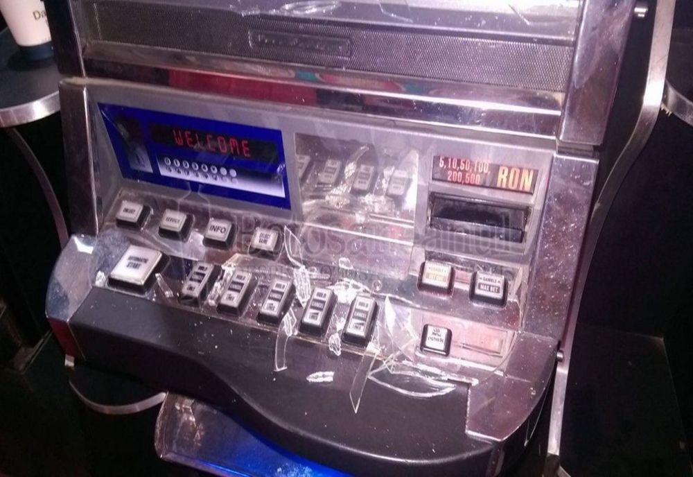 Un bărbat de 32 de ani, cercetat pentru distrugere, după ce a vandalizat un aparat de „păcănele”!