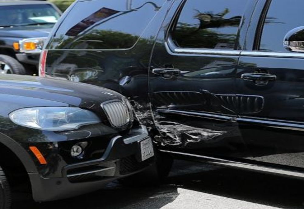 S-a urcat la volan fără a avea permis și a intrat cu mașina în două autoturisme parcate regulamentar