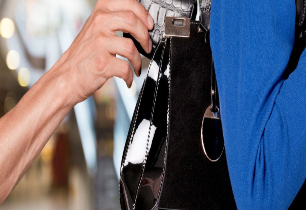 Atenție la portofel! Două femei au lăsat-o fără bani pe o bătrână în Sebeș