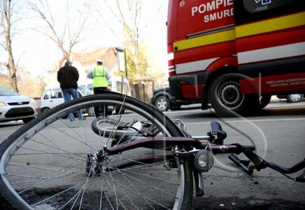 Un biciclist de 57 de ani a murit după ce a fost lovit de o autoutilitară