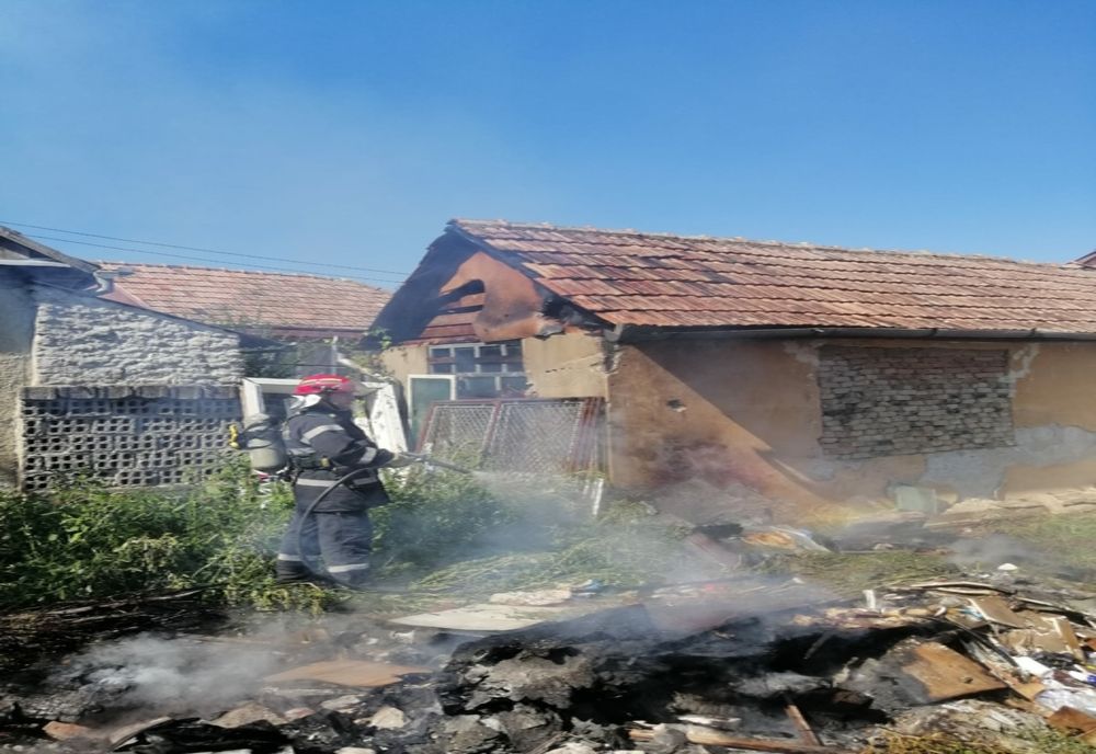 Incendiu la o anexă gospodărească, stins de pompieri