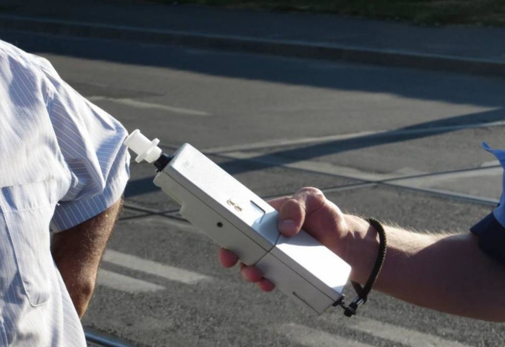 S-a urcat la volan băut și cu permisul suspendat